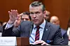 Pete Hegseth taler og løfter hånden under en høring i den amerikanske Kongressen.
