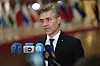 Litauens utenriksminister snakker i mikrofoner foran presse ved EU-bygget.