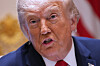 Donald Trump snakker under et møte i Det hvite hus.