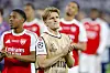Martin Ødegaard står og klapper med lagkamerater etter Champions League-finale.