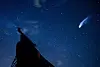 Silhuett av okse ved vei under stjernehimmel med lysende meteorspor.