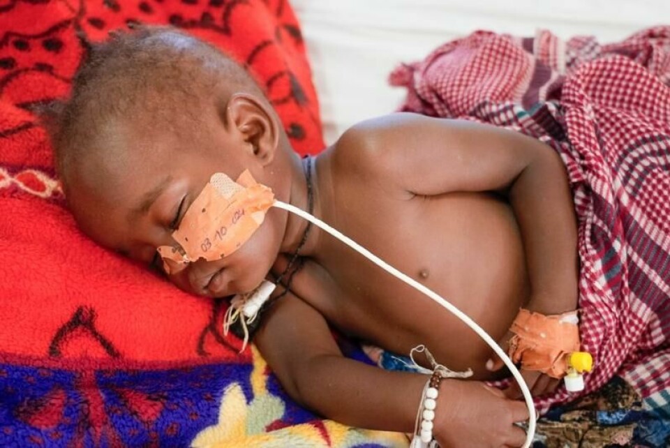 Lille Salma Issa Abakar er på flukt fra hjemlandet Sudan, som herjes av krig og hungersnød. På en klinikk drev et av Leger Uten Grenser i nabolandet Tsjad fikk hun hjelp i oktober.
