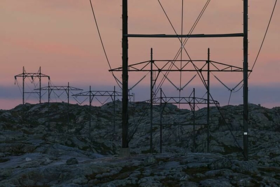 Høyspentmaster og kraftledninger på fjellet ved Sandsavatn.