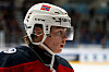 Norsk ishockeyspiller Noah Steen med hvit hjelm under kamp i ishall.