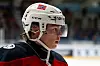 Norsk ishockeyspiller Noah Steen med hvit hjelm under kamp i ishall.