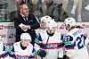 Norges trener og ishockeyspillere ved spillarboksen under VM-kamp mot Sveits.