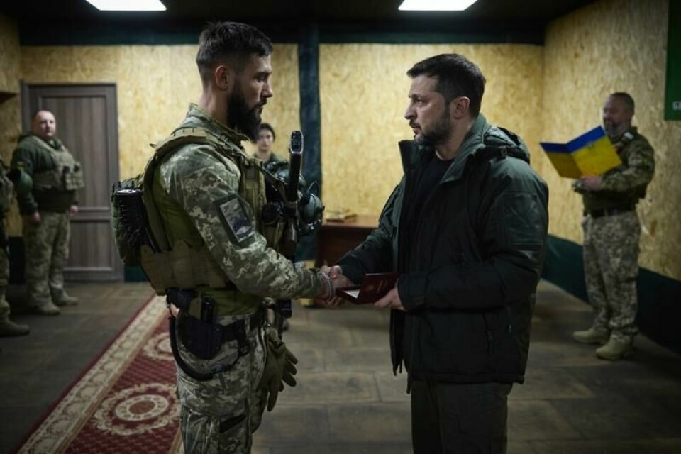 Ukrainas president Volodymyr Zelenskyj, her sammen med soldater i byen Kupjansk ved fronten, antyder at han kan gå med på en våpenhvile uten umiddelbar russisk tilbaketrekking. I så fall vil han ha beskyttelse fra Nato og mulighet til å kunne forhandle om en diplomatisk løsning for å få tilbake de okkuperte områdene. Arkivfoto: Ukrainas presidentkontor / AP / NTB