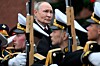 Russiske æressoldater i uniform marsjerer under en minneseremoni ved Kreml-muren i Moskva