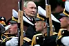 Russiske æressoldater i uniform marsjerer under en minneseremoni ved Kreml-muren i Moskva