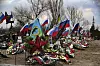 Graver for russiske soldater med kranser og flagg på en kirkegård i Volgograd-regionen.