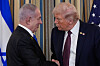 Donald Trump og Benjamin Netanyahu står tett og håndhilser foran flagg i Det hvite hus.