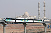 Monorail-tog kjører foran Grand Mosque ved New Administrative Capital i Egypt.