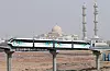 Monorail-tog kjører foran Grand Mosque ved New Administrative Capital i Egypt.