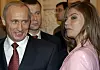 Vladimir Putin står ved siden av Alina Kabaeva under en mottakelse i Kreml.