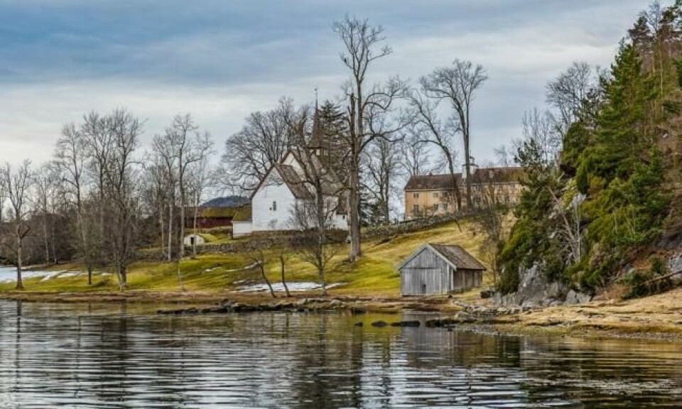 Kirka og Prestegården på Veøya. Kirka og Prestegården på Veøya. Foto: Johnny Bratseth / Romsdalsmuseet