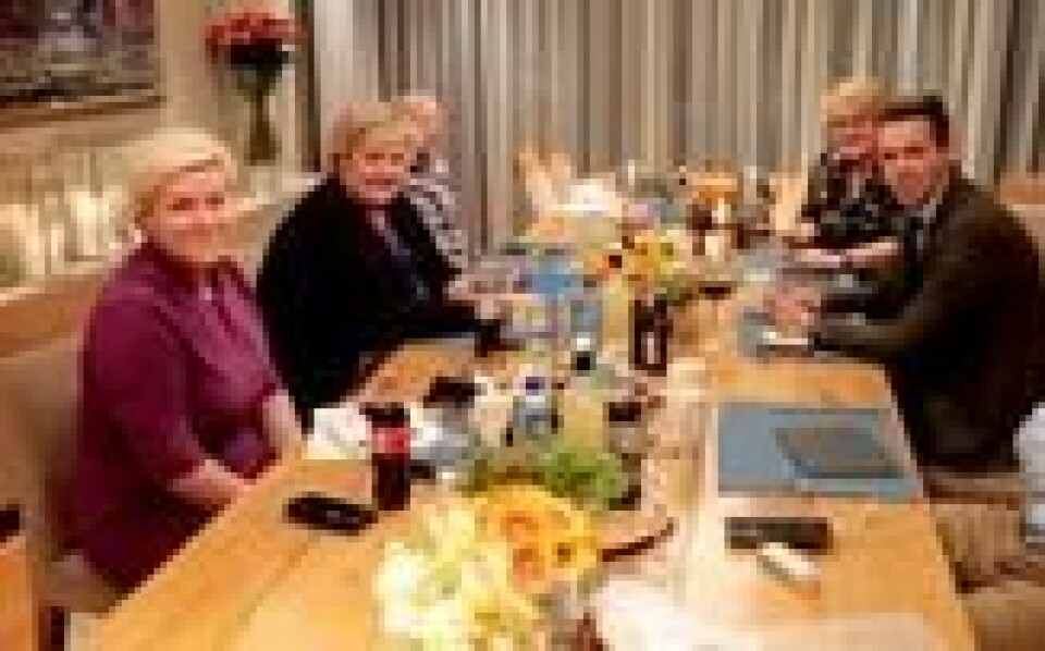 Leder i FrP Siv Jensen (t.v.), statsminister Erna Solberg, Venstre-leder Trine Skei Grande og leder i Kristelig Folkeparti, Knut Arild Hareide ved bordet i statsministerboligen. Leder i FrP Siv Jensen (t.v.), statsminister Erna Solberg, Venstre-leder Trine Skei Grande og leder i Kristelig Folkeparti, Knut Arild Hareide ved bordet i statsministerboligen. Foto: Lise Åserud / NTB scanpix