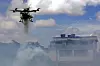 En drone sprøyter tåke over hus i Brasilia-området.