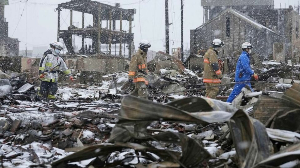 Letemannskaper i sving i byen Wajima i Ishikawa-regionen søndag. Foto: Kyodo News / AP / NTB