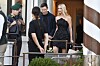 Ivanka Trump og Jared Kushner står ved en hotellinngang i Venezia mens ansatte og fotografer er i nærheten.
