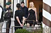 Ivanka Trump og Jared Kushner står ved en hotellinngang i Venezia mens ansatte og fotografer er i nærheten.