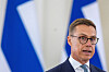Alexander Stubb taler foran blå og hvite flaggfarger under pressekonferanse i Vilnius.