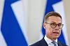 Alexander Stubb taler foran blå og hvite flaggfarger under pressekonferanse i Vilnius.
