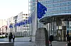 Rekker av EU-flagg foran EUs hovedkvarter i Brussel mens flaggene blafrer i vinden.