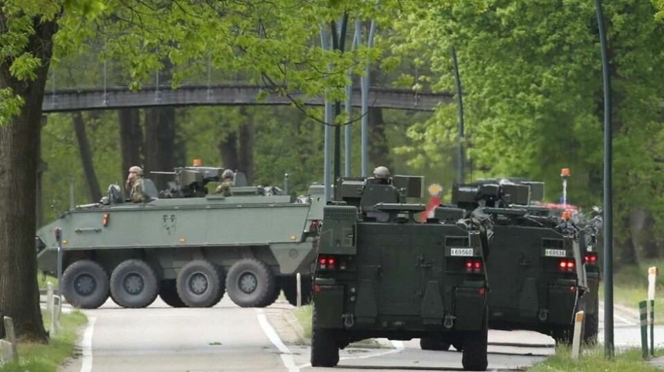 Enheter fra det belgiske forsvaret patruljerer i pansrede kjøretøyer i nasjonalparken Hoge Kempen 21. mai mens de leter etter den ettersøkte soldaten og våpeninstruktøren Jurgen Conings. Foto: REUTERS / Yves Herman