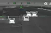 Infrarødt dronebilde med flere lyse målmarkeringer i et mørkt landskap og overlagt siktegrafikk.