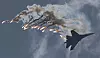 Et Su-27-jagerfly flyr ved siden av røykspor og et formasjonsteam på himmelen.