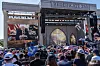 Folkemengde på National Mall ser en Donald Trump-videomelding på storskjerm under Rededicate 250.