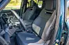 Forsetene i Octa har bedre sidestøtte enn den vanlige Land Rover Defender.