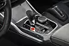BMW M2 xDrive leveres kun med Steptronic Sport dobbeltclutchkasse, her med karbondetaljer i midtkonsollen.
