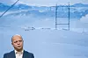 Trygve Slagsvold Vedum foran et snødekt fjellandskap under presentasjon av strømtiltak.