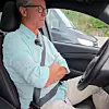Det er kjedelig å sitte med hendene i fanget, men det er enda kjedeligere å holde i rattet på lange turer på motorveien.