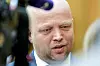 Trygve Slagsvold Vedum snakker i vandrehallen på Stortinget.