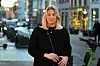 Kvinne i svart jakke står på fortauet i en urban gate med trafikk og sykler i bakgrunnen. Nora Wennberg Gløersen er forbrukerjurist hos Forbrukerrådet og forteller om best strategi under en budgiving og hva de tenker om ett-kroners budgiving.