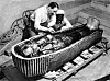 Howard Carter og en medhjelper studerer en av de ytre sarkofagene som mumien av Tutankhamon var pakket i. Foto: Harry Burton