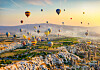 Fargerike luftballonger over klippeformasjoner og daler i Cappadocia, Tyrkia.