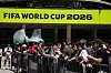 Folkemengde ved sperringer under FIFA World Cup 2026-arrangement i Toronto.