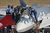Flere personer står rundt en russisk Su-57-jagerfly på bakken under en flyoppvisning.