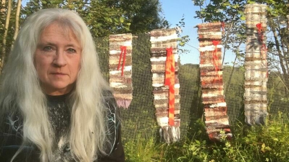Berit Helberg er musiker, skribent og multikunstner, her med en del av sitt eget verk «Sorgens Revir 2024».