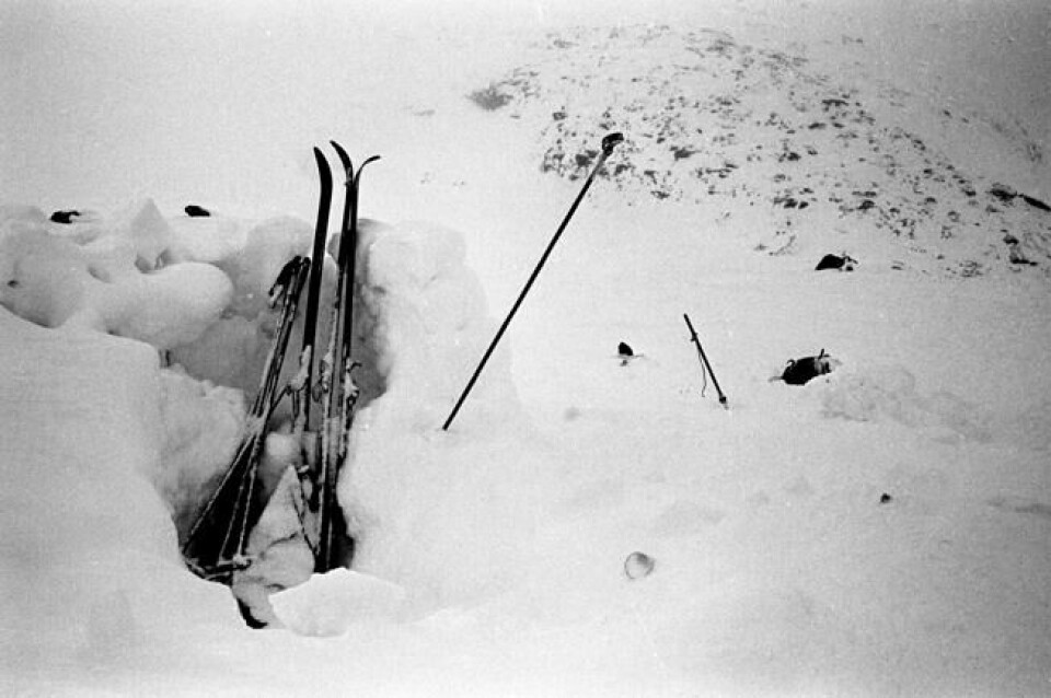 Påsken 1967 ble den verste ulykkespåsken i Norge noensinne. Bildet er fra redningsaksjonen ved Skjurtingstind i Jotunheimen, der fire omkom og tre ble reddet etter en redselsnatt i uvær. På bildet sees utstyr tilhørende en av dem som hadde gravd seg ned. Påsken 1967 ble den verste ulykkespåsken i Norge noensinne. Bildet er fra redningsaksjonen ved Skjurtingstind i Jotunheimen, der fire omkom og tre ble reddet etter en redselsnatt i uvær. På bildet sees utstyr tilhørende en av dem som hadde gravd seg ned. Foto: Henrik Laurvik / NTB