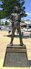 I 2008 ble det avduket en statue av Bon Scott i hjembyen hans Fremantle i Australia. Scott kom opprinnelig fra Skottland, men familien flyttet til Australia da han var ung. Foto: WikiMedia/Greg O'Beirne