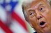 Nærbilde av Donald Trump som snakker, med et uskarpt amerikansk flagg i bakgrunnen.