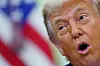 Nærbilde av Donald Trump som snakker, med et uskarpt amerikansk flagg i bakgrunnen.
