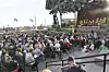 Stor folkemengde foran scenen på Skansen i Stockholm under Allsång på Skansen.