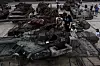 To personer ser ned i en ødelagt stridsvogn som står utstilt på et uteområde i Kyiv.