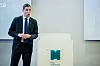 Klima- og miljøminister Andreas B. Eriksen står ved en talerstol foran en skjerm under et arrangement hos Miljødirektoratet.
