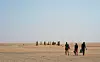 Tre menn på vei gjennom Sahara ved grensen mellom Niger og Algerie, søndag, 3. juni,. Foto: Jerome Delay / AP / NTB scanpix